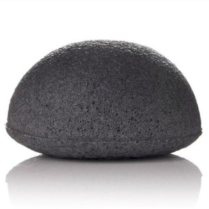 Éponge konjac au charbon pour les peaux mixtes à grasses